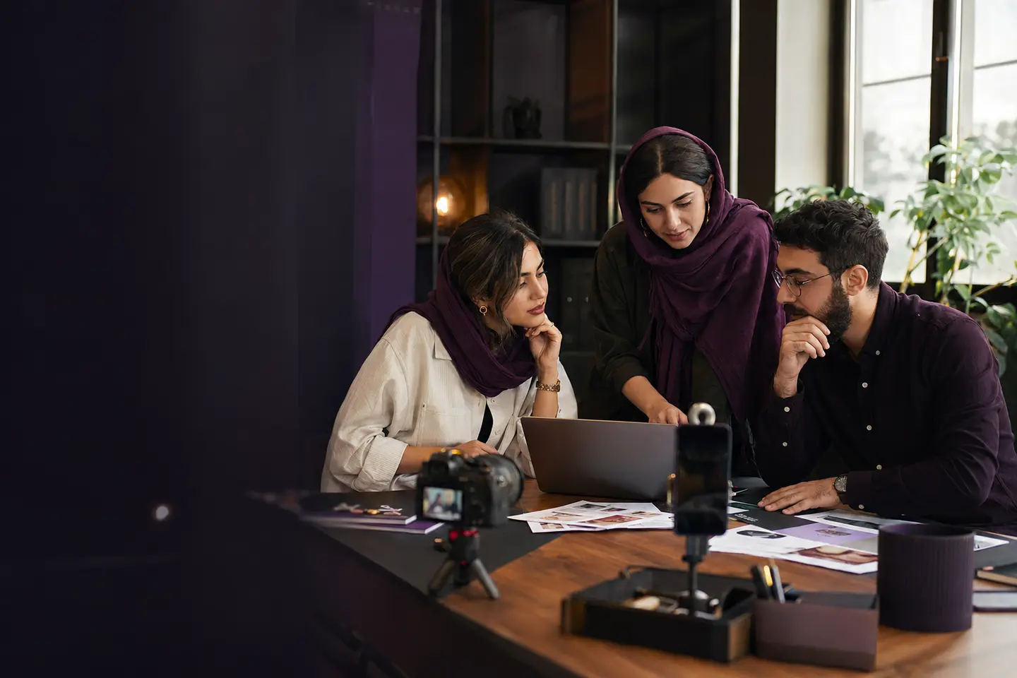 تیم در حال برنامه‌ریزی کمپین اینفلوئنسر مارکتینگ اینستاگرام